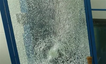 ما هي مادة الزجاج المضاد للانفجار وكيفية استخدامه